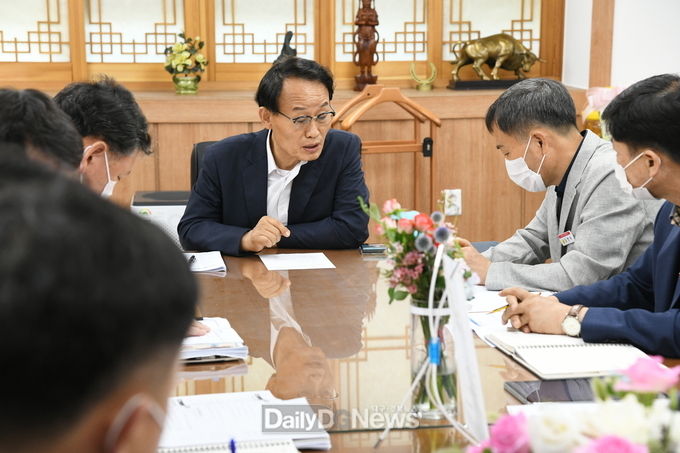 영주시장이 취임 후 첫 간부회의를 주재하고 있다