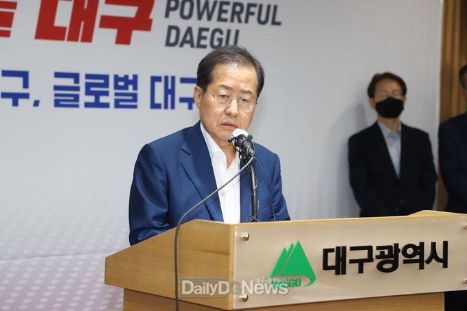 홍준표 대구시장이 5일 취임후 첫 기자회견에서 하늘길의 중요성을 설명하고 있다. (사진=이준호 기자)