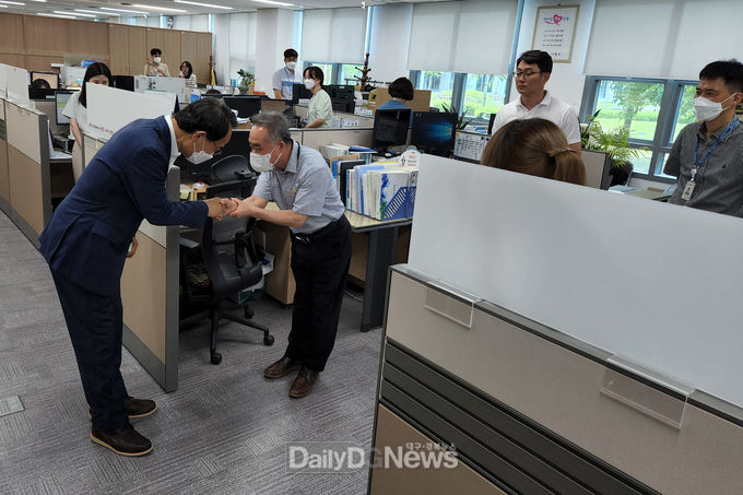 박남서 영주시장이 7일 경북도청을 방문해 선비세상과 풍기인삼엑스포 홍보를 하고 있다