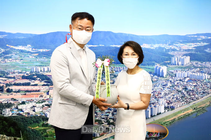 칠곡군 제공) 김재욱 칠곡군수가 백남희 여사에게 다부동 흙을 담아 평화를 상징하는 올리브 나무를 심은 화분을 전달하고 있다.