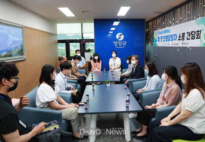 오도창 영양군수가 7월 7일 읍면 민원담당자와 소통의 시간을 갖고 있다.