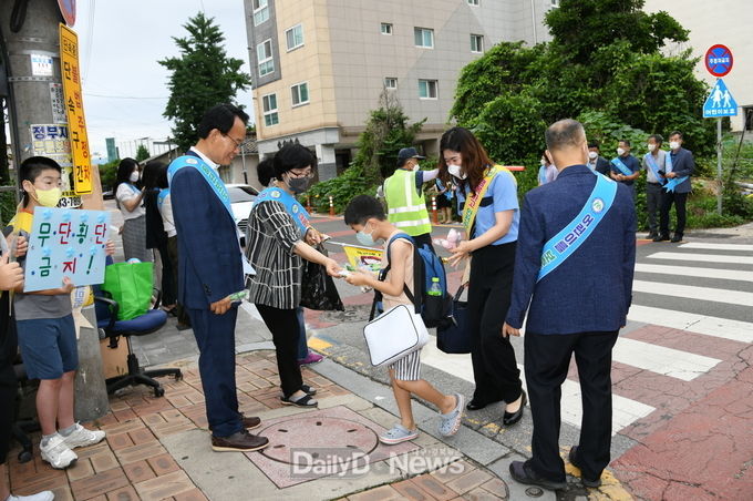 영주시장이 교통안전 캠페인에 참여하고 있다