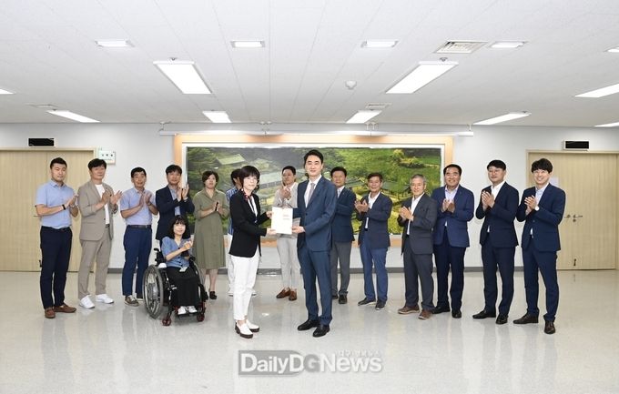 민선8기 달성군수직 인수위원회가 12일 ‘111대 정책제안서’를 달성군에 전달하며 공식 활동을 종료했다. (사진=달성군 제공)
