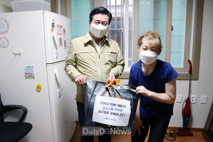 류규하 중구청장이 관내 취약계층에게 식품키트를 전달하고 있다. (사진=중구청 제공)
