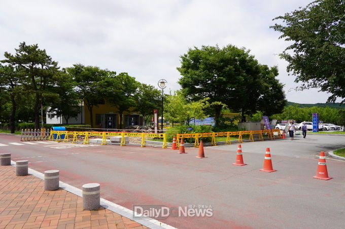 관람객들의 안전을 위해 진입로 개선 공사를 진행중인 서편 주차장 모습
