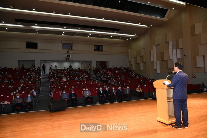 박남서 영주시장이 12일 시민회관에서 열린 2022영주사과인 재배기술 워크숍에서 인사말을 하고 있다