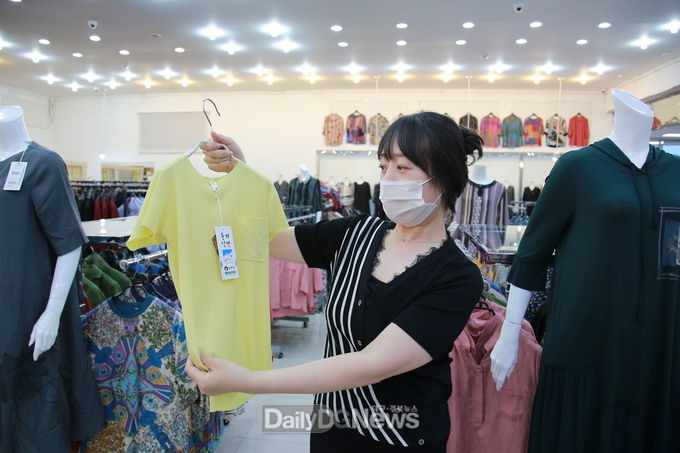 심화되는 무더위로 시원한 소재의 풍기인견으로 제작된 의류가 특수를 맞았다