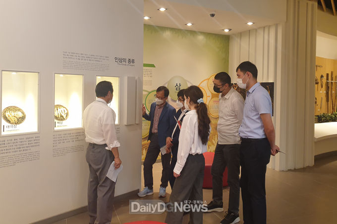 중앙아시아 4개국 외교관들이 14일 풍기인삼박물관을 방문해 풍기인삼의 효능에 대한 설명을 듣고 있다.