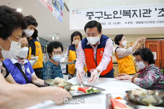 류규하 중구청장이 지난 14일 중구노인복지관 '초복건강데이' 행사에 참여하고 있다. (사진=중구청 제공)