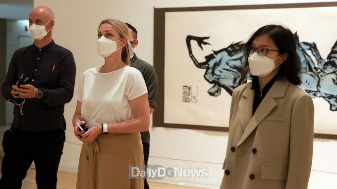 국제헬스케어메타버스 컨퍼런스 참석, 영국 관계자들이 경주엑스포대공원을 찾아 솔거미술관에서 작품을 둘러보고 있다