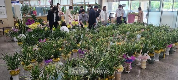 경산시청 여정회, 승진·전보 축하화분 나눔 행사