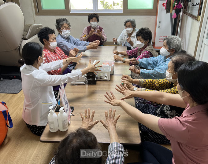 영주시 치매안심센터 관계자가 지역 어르신들을 대상으로 인지기능 강화 프로그램을 진행하고 있다