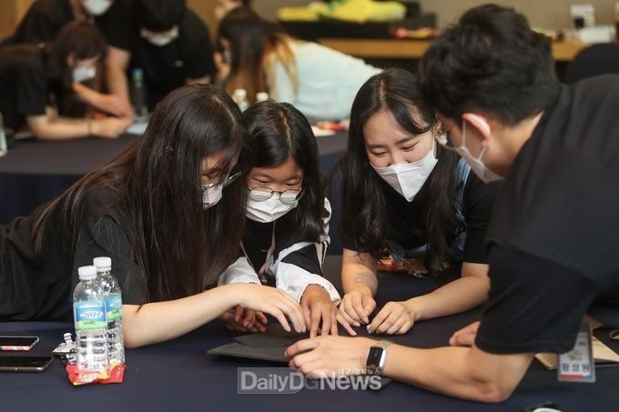 고속도로 장학생 비전캠프에 참가한 학생들이 자아탐색 활동을 하고 있다.
