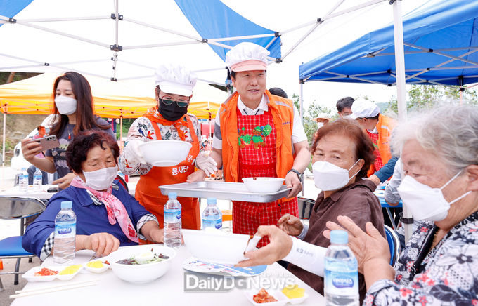 성주군 아름다운 동행 봉사단, 대가면 도남1․2리에서 자장면 나눔봉사