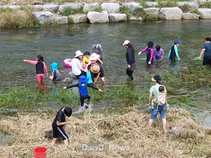춘양면 소로1리서 펼쳐진 민물고기잡이 체험 축제