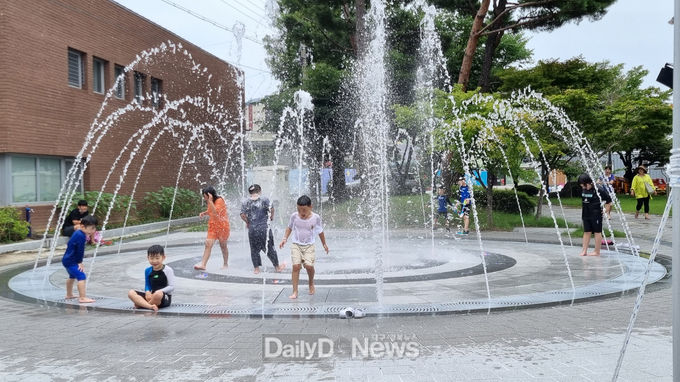 영주시, ‘한여름 무더위 싹’ 풍기룰루랄라놀이터 바닥분수 가동