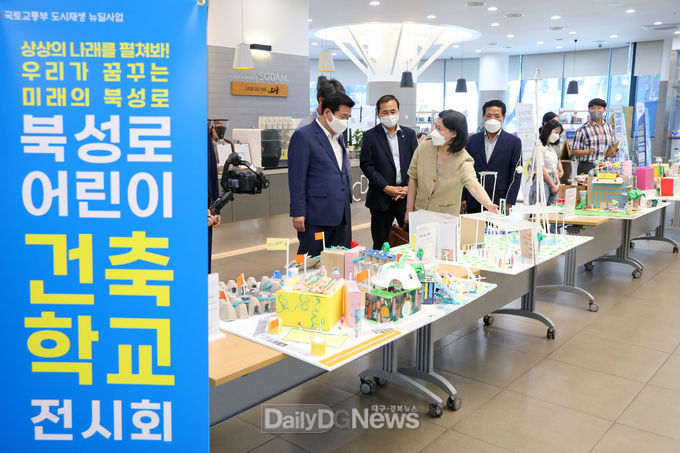대구 중구청 '북성로 어린이 건축학교' 성과품 모형 전시회 모습. (사진=중구청 제공)