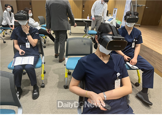 자료제공 : 한국건강관리협회 경상북도지부(대구북부건강검진센터) 한국건강관리협회 직원들이 VR 가상현실 정신건강 치유장비를 체험하고 있다.
