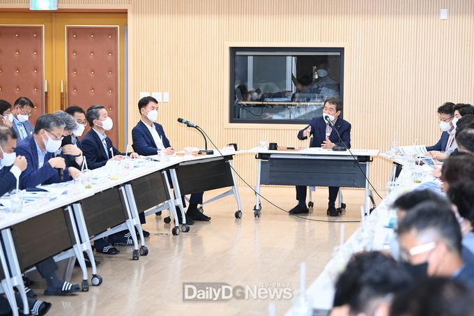 김충섭 김천시장, 간부공무원과 청소년 문화의 집에서 확대간부회의 개최