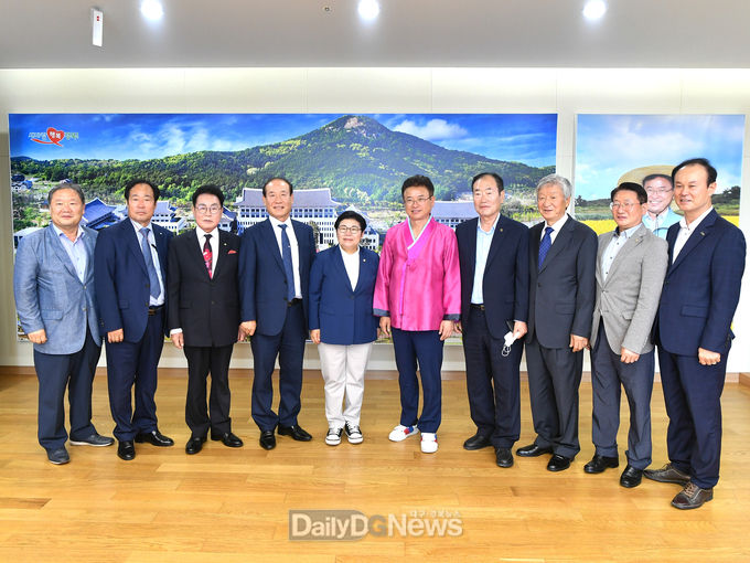  7월 28일 경북도청을 방문한 최병일_재대경시도민회장 및_임이자 의원과 기념촬영