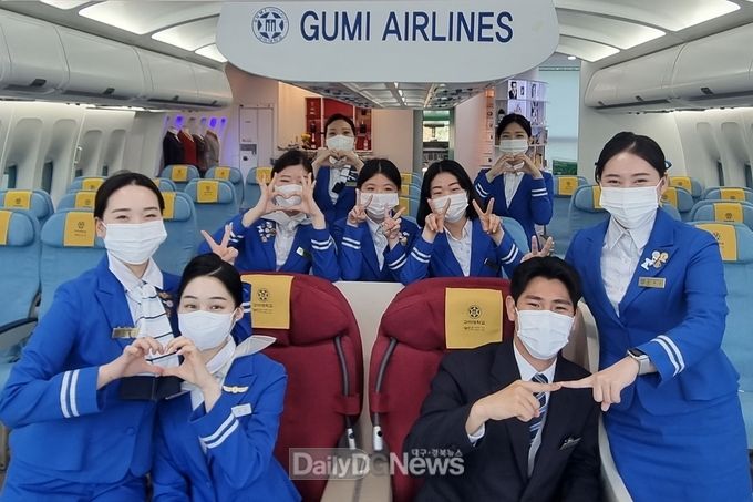 (사진설명) 교육부가 현지 교육비와 체재비를 전액 지원하는 글로벌현장학습에 선발된 구미대학교 호텔관광항공서비스과 9명의 학생들이 대학 본관 앞과 항공기 기내(캐빈) 실습실에서 기념촬영을 하고 있다. 이들은 16주간의 일정으로 8월말 캐나다(6명)와 호주(3명)로 각각 출국한다.