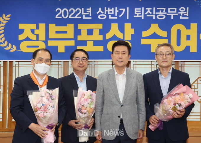 포항시, 국가와 지역 발전을 위해 힘쓴 퇴직공무원에게 정부포상 전수