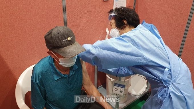 (참고사진) 75세 이상 코로나19 백신 접종 현장