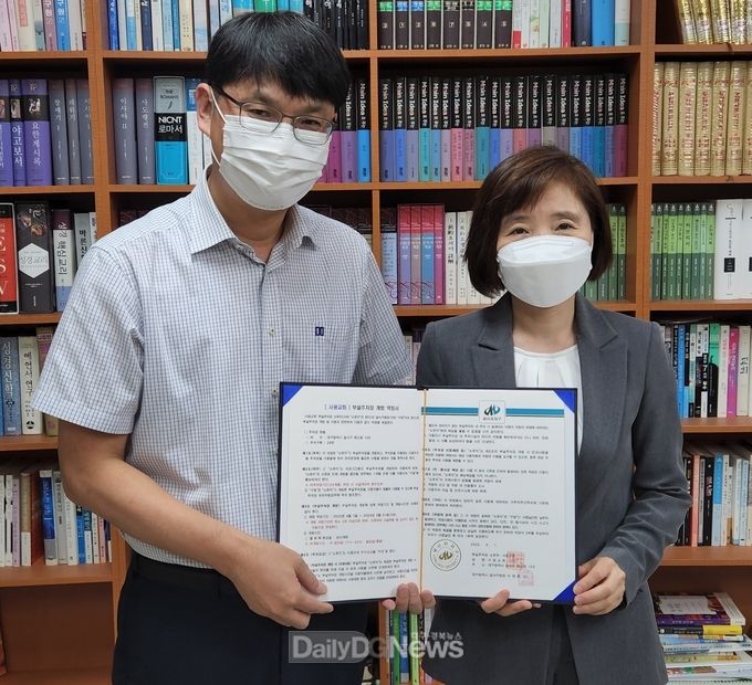 대구 달서구(오른쪽 류순자 주차관리과장), 서광교회(왼쪽 서광교회 김성현 담임목사) 주차장 개방·공유사업 업무협약 체결 모습. (사진=달서구 제공)