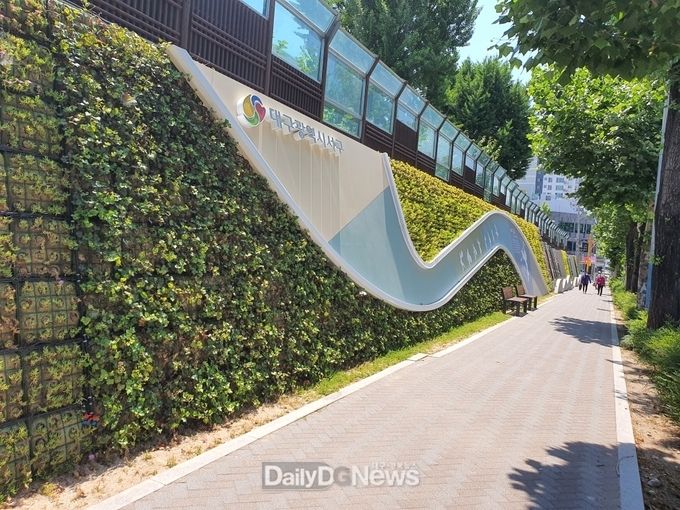 대구 서구청 비산초등학교 옹벽경관개선사업 모습. (사진=서구청 제공)