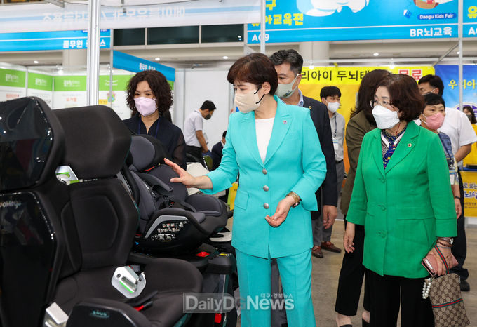 강은희 대구시교육감이 4일 '2022 대구유아교육전'을 둘러보고 있다. (사진=대구시교육청 제공)