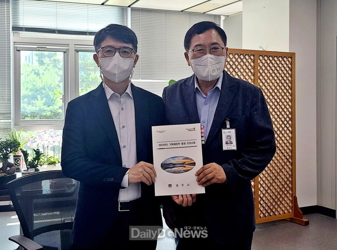 주낙영 경주시장이 지난달 20일 김완섭 기재부 예산실장을 만나 주요 현안 사업을 설명한 직후 기념촬영을 하고 있다. <br>
