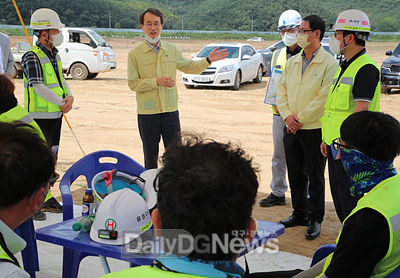 김종한 대구시 행정부시장이 검단동 우‧오수 관로공사 현장을 방문하고 폭염대책을 점검하고 있다. (사진=대구시 제공)
