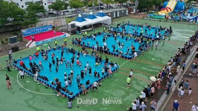 ‘제24회 봉화은어축제’ 은어 맨소잡이 체험 모습. (사진=봉호군 제공) 