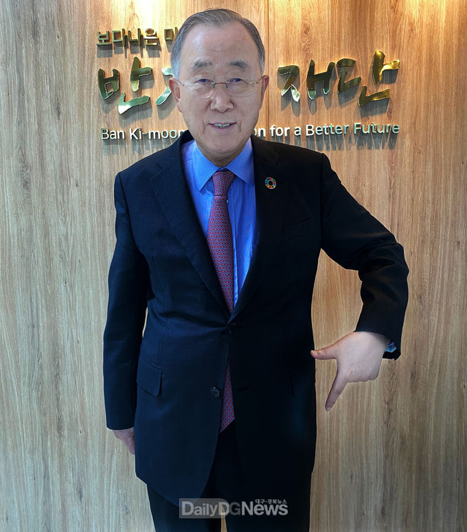 반기문 전 유엔 사무총장, 평화와 행운 상징하는‘럭키 칠곡 포즈’동참