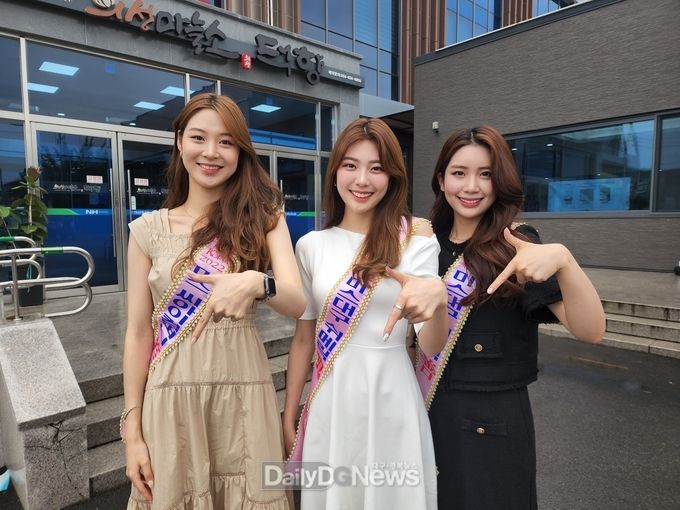 칠곡군 제공 ) 2022 미스코리아 대구 진 박주은(가운데·22), 선 김민지(오른쪽·24), 미 박지호(20) 씨가‘럭키 칠곡’포즈를 취하고 있다.