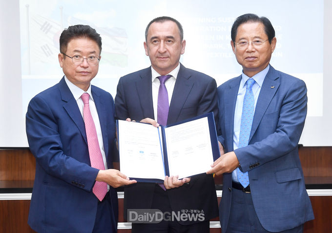 섬유분야_교류활성화를_위한_상호협력_체결(좌-일홈_하이드로프_섬유협회장__우-대구경북기계협동조합_최우각_이사장)