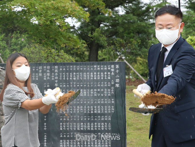  칠곡군 왜관초 유아진양이 8월 10일 진행된 개토식에서 김재욱 칠곡군수는 유아진양과 함께 시삽하고 있다.
