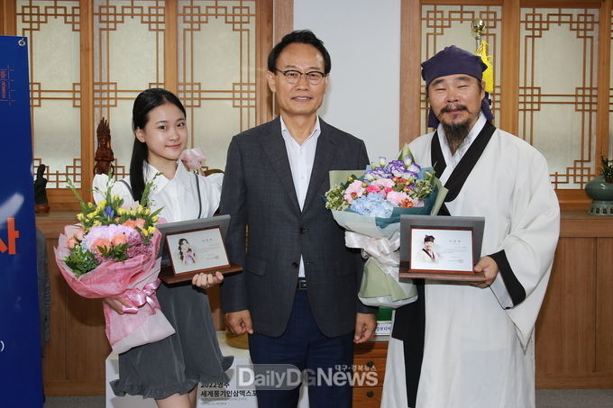영주시 홍보대사 위촉 기념사진(상반신-김다현 양, 박남서 시장, 김봉곤 훈장)