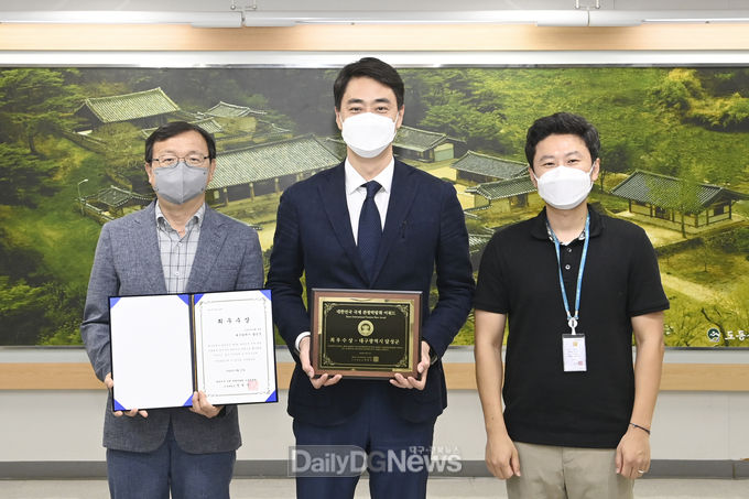 대구 달성군은 ‘제7회 대한민국 국제 관광박람회’ 최우수상을 수상하고 기념촬영을 하고 있다. (사진=달성군 제공)