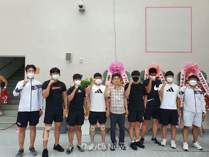 (좌측부터) 김병찬 선수, 황진우 선수, 김민재 선수, 장희재 선수, 김장경 상주공업고등학교 교장, 서우석 선수, 이재민 선수, 이재현 선수, 이태훈 선수