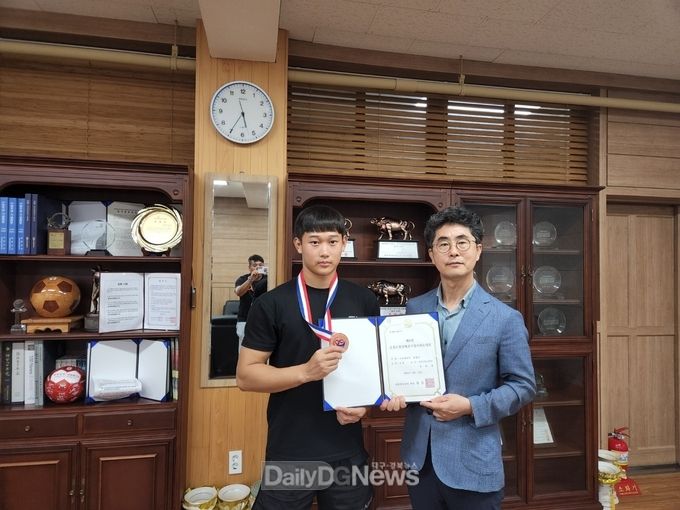 상주공업고등학교 제공) (좌측부터) 장희재(2학년 경장급) 선수, 김장경 상주공업고등학교 교장