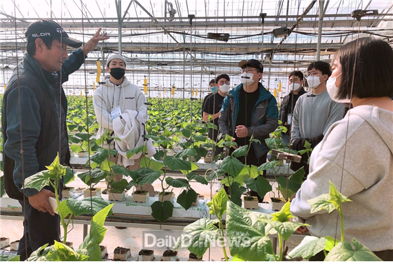 경북 스마트팜혁신밸리에서 청년 교육생이 교육을 받고 있다. < 사진제공 : 한국농어촌공사 경북지역본부 >