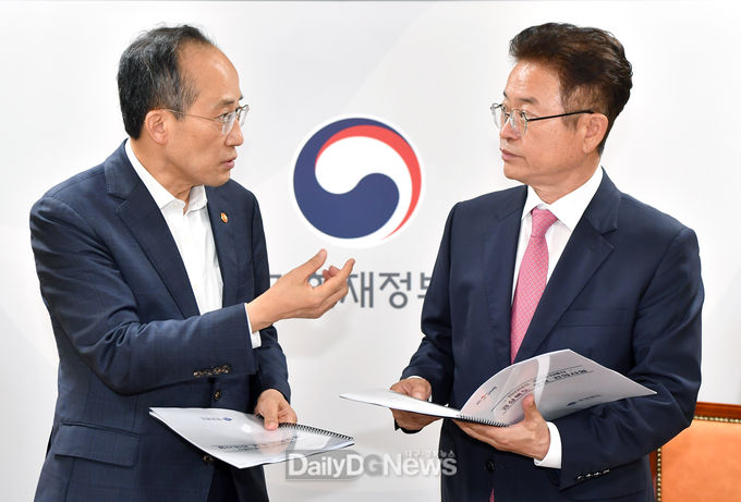 이철우 도지사가 8월 19일 추경호 부총리 만나 미래성장동력산업 ·SOC기반시설 등 지역현안지원 요청을 하고 있다.