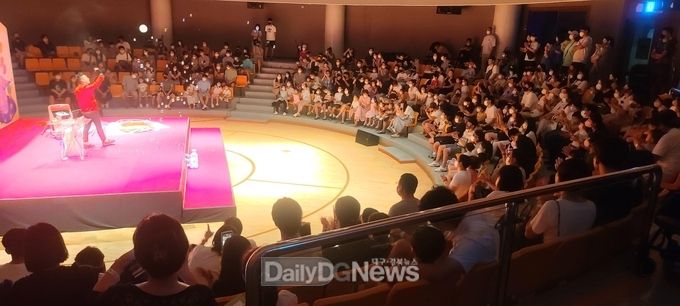 관광공사연휴기간 관광객들이 유교랜드행사를 관람하고 있다