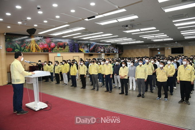 공무원 비상소집 훈련에서 박남서 시장이 훈시하고 있다.