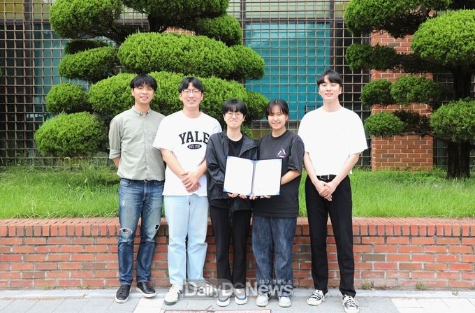 곽윤상 교수(좌측)와 학생들