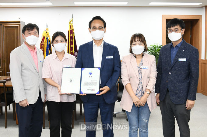 한국문화가치대상 수상 사진(좌측부터 문화복지국장, 담당주무관, 박남서 시장, 문화예술팀장, 문화예슬과장).