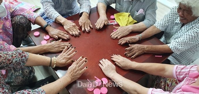 춘산면, 경로당 어르신들 추억 회상 복숭아 물들이기 실시