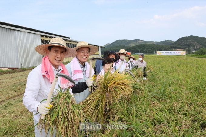 포항시, 올해 풍년농사 기원 ‘첫 벼베기 행사’ 실시