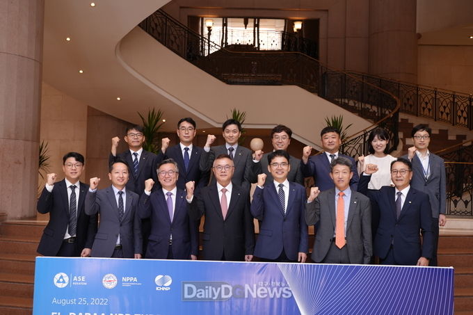8월 25일 이집트 엘다바 원전 2차측 건설사업 수주 계약체결 후 기념 촬영